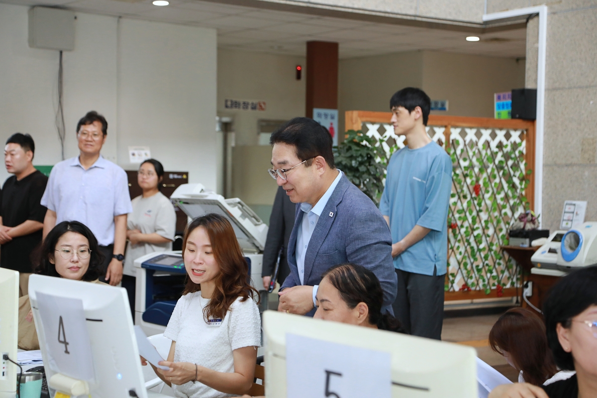 옥천군, 소비쿠폰 접수 시작…황규철 군수, 첫날 현장서 '민생 챙기기'