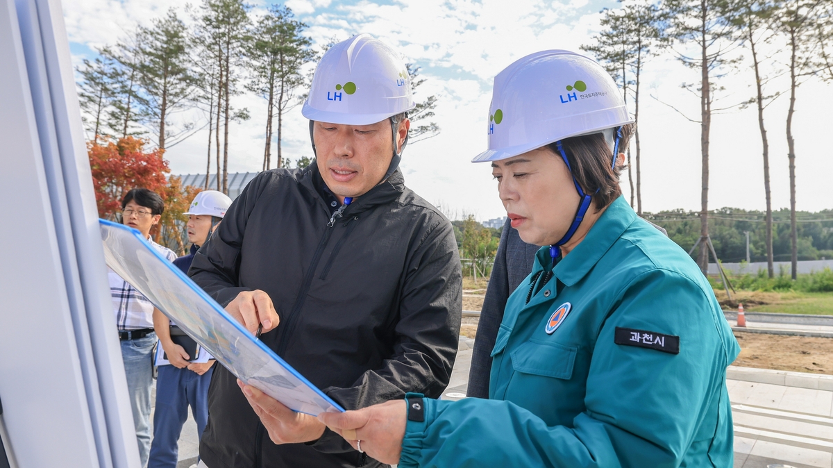 신계용 과천시장, 과천지식정보타운 준공 앞두고 공원·하천 현장 점검