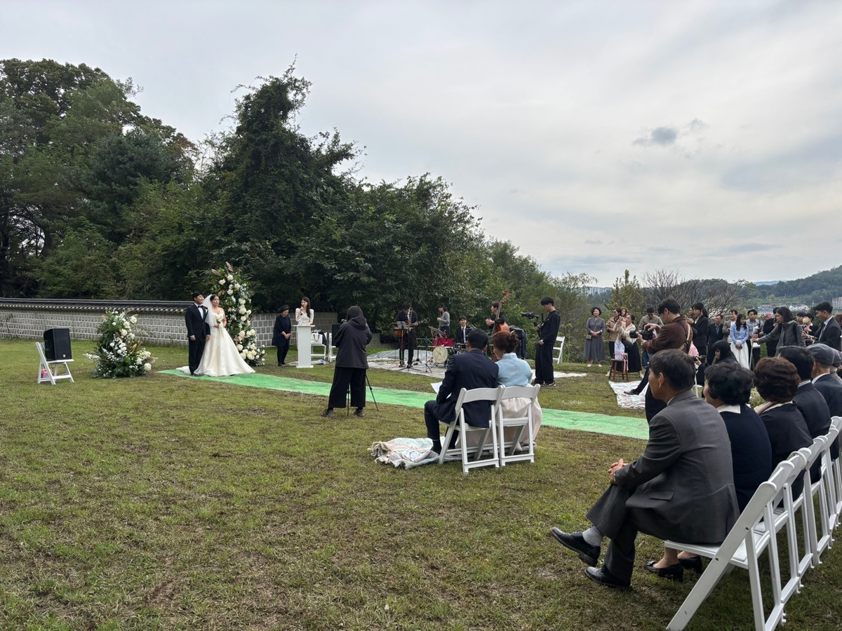 강화군, '열린 유산 프로젝트' 본격 가동…강화 고려궁지서 첫 야외 결혼식 열어