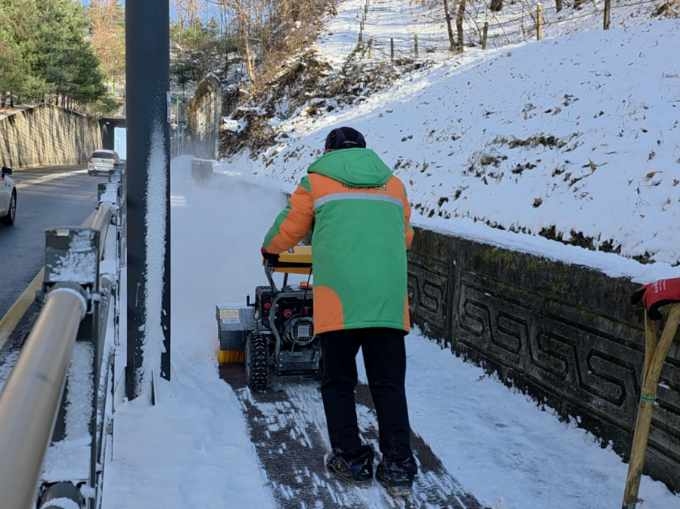 이천시 자율방재단, 보행약자 안전 지킨다…골목길·학교 주변 인력 제설 강화