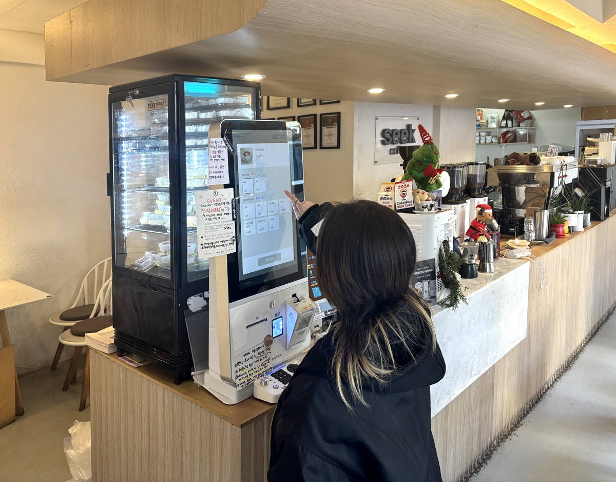 관악구, 소상공인 디지털 전환 돕는다…'키오스크, 서빙로봇' 스마트 기기 지원