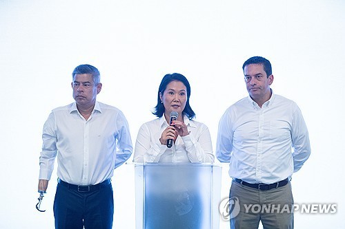 연단에 선 게이코 후지모리