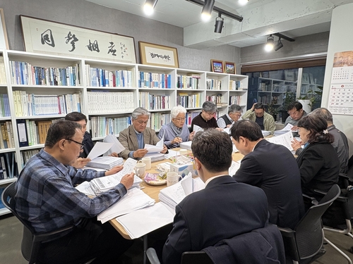 장발장은행 대출심사 회의 모습