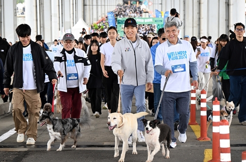 웰니스서울 2024 행사에서 반려견과 함께 걷는 오세훈 서울시장