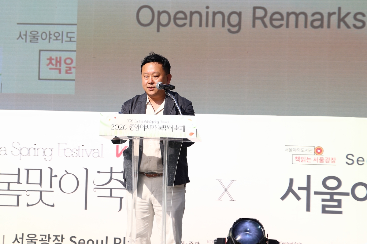'2026 중앙아시아 봄맞이축제' 개막식에서 개회사 하는 김용욱 KF 교류이사
