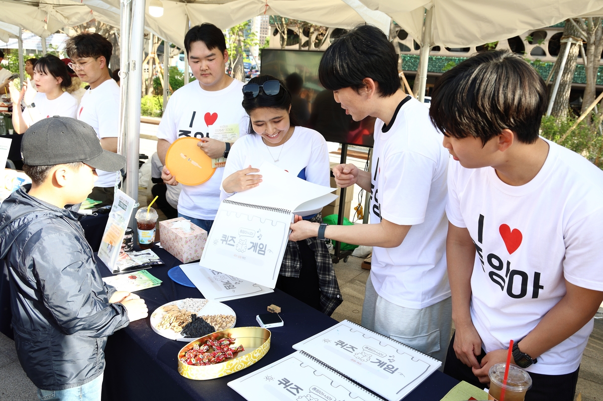 '2026 중앙아시아 봄맞이축제' 안내하는 관계자들
