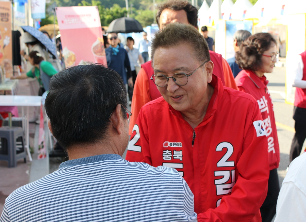유권자와 인사 나누는 김영환 후보
