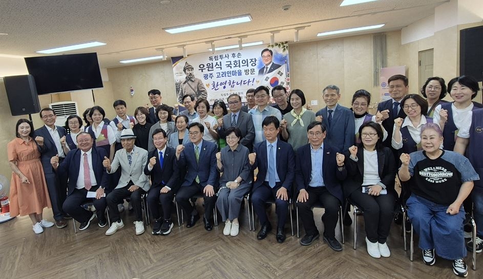 고려인마을 관계자들과 기념촬영하는 우원식(앞줄 왼쪽서 4번째) 의장 