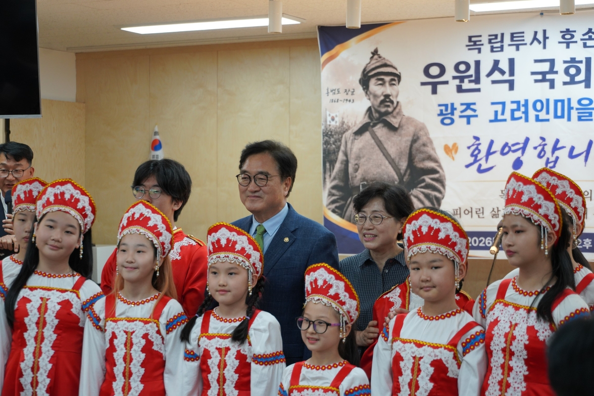 고려인마을 어린이합창단원과 기념촬영하는 우원식 의장
