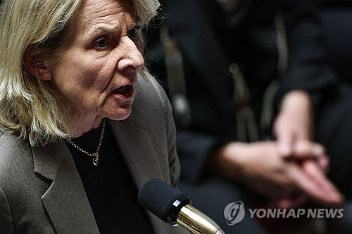 하원에서 대정부 질문에 답하는 프랑스 문화 장관