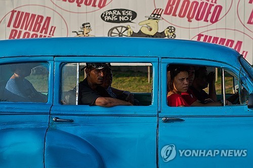 합승 택시에 탄 쿠바인들
