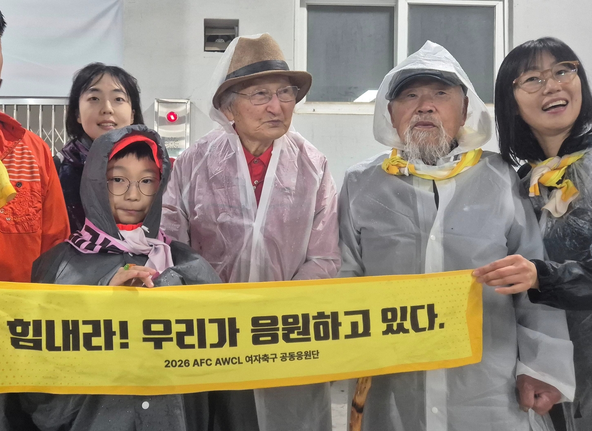 비전향 장기수 안학섭 씨(오른쪽 셋째)