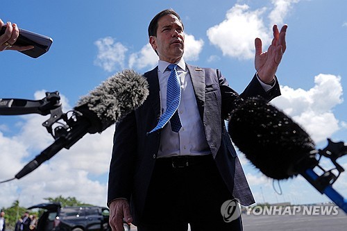 취재진과 대화하는 마코 루비오 미국 국무장관