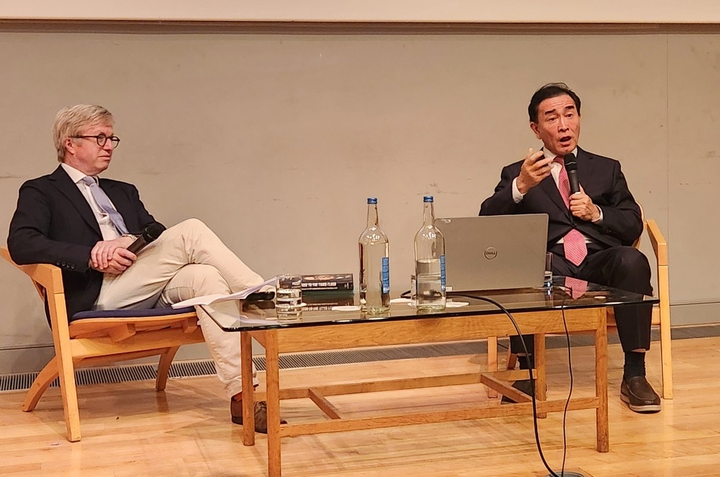 영국 케임브리지대에서 대담하는 태영호 전 국회의원