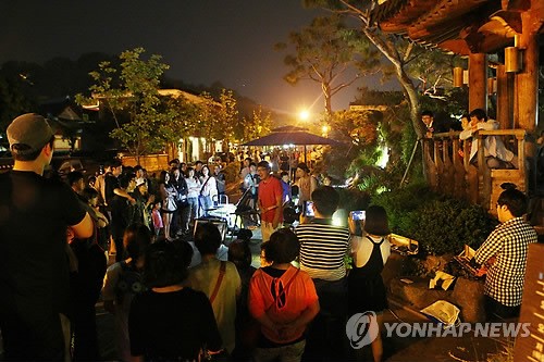 전주 한옥마을 야간 인파