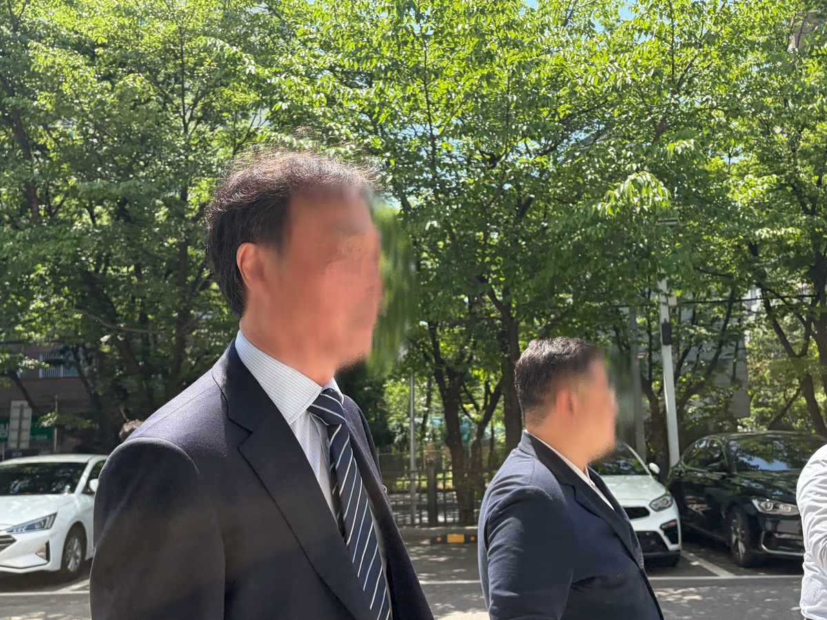 영장실질심사 출석하는 알에프세미 대표 반모씨