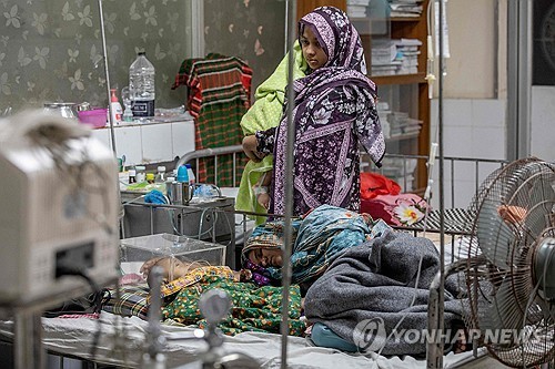 홍역 걸려 방글라데시 수도 다카 병원에서 치료받는 어린이