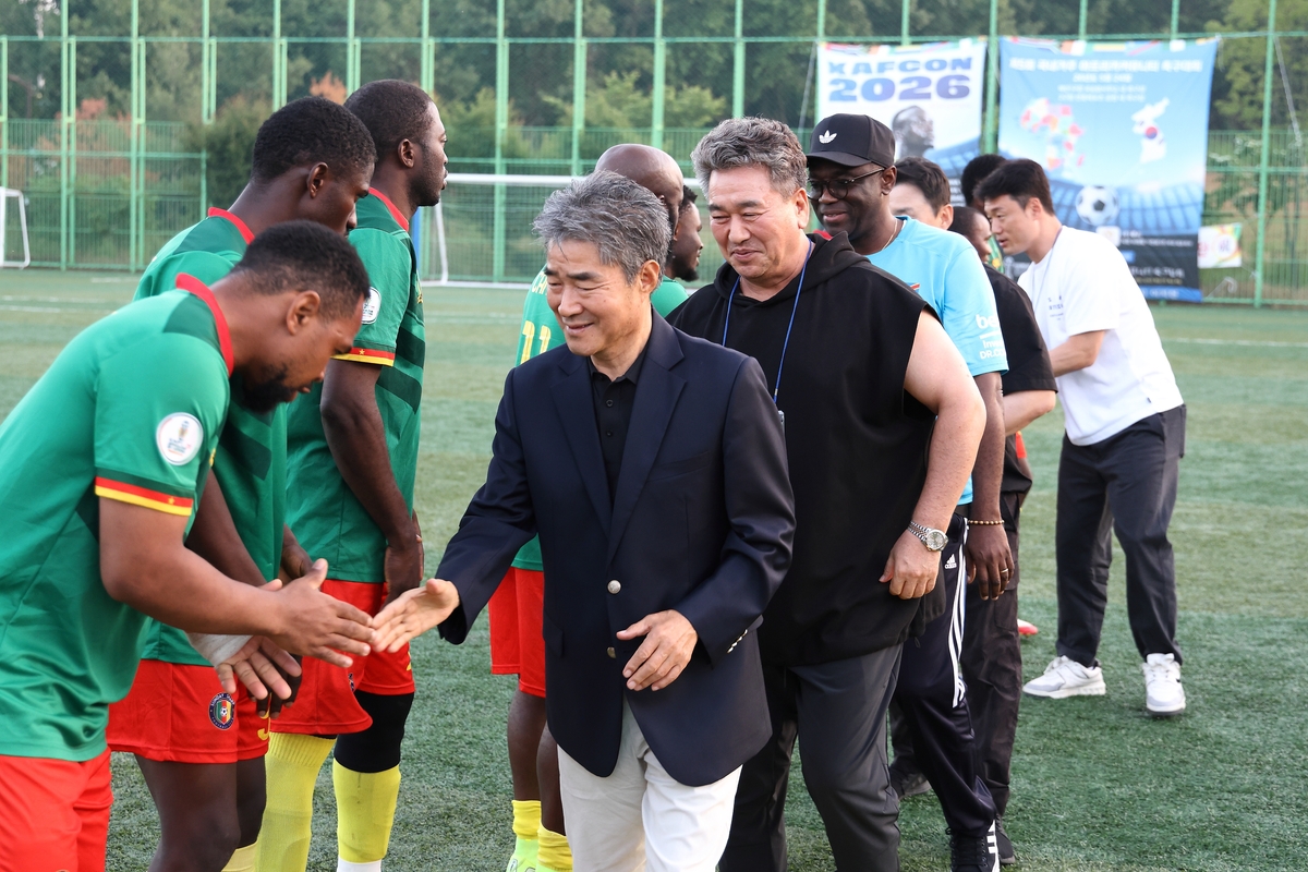 '2026 국내 거주 아프리카 커뮤니티 축구대회(KAFCON)' 선수들 격려하는 임흥세 감독