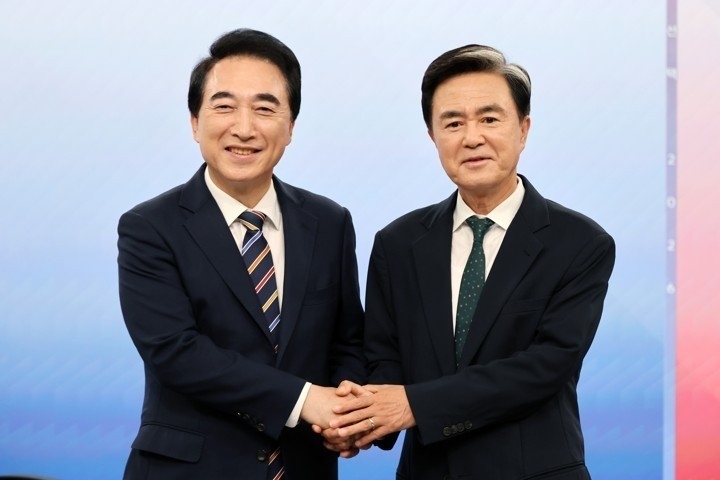 박수현 후보(왼쪽)와 김태흠 후보
