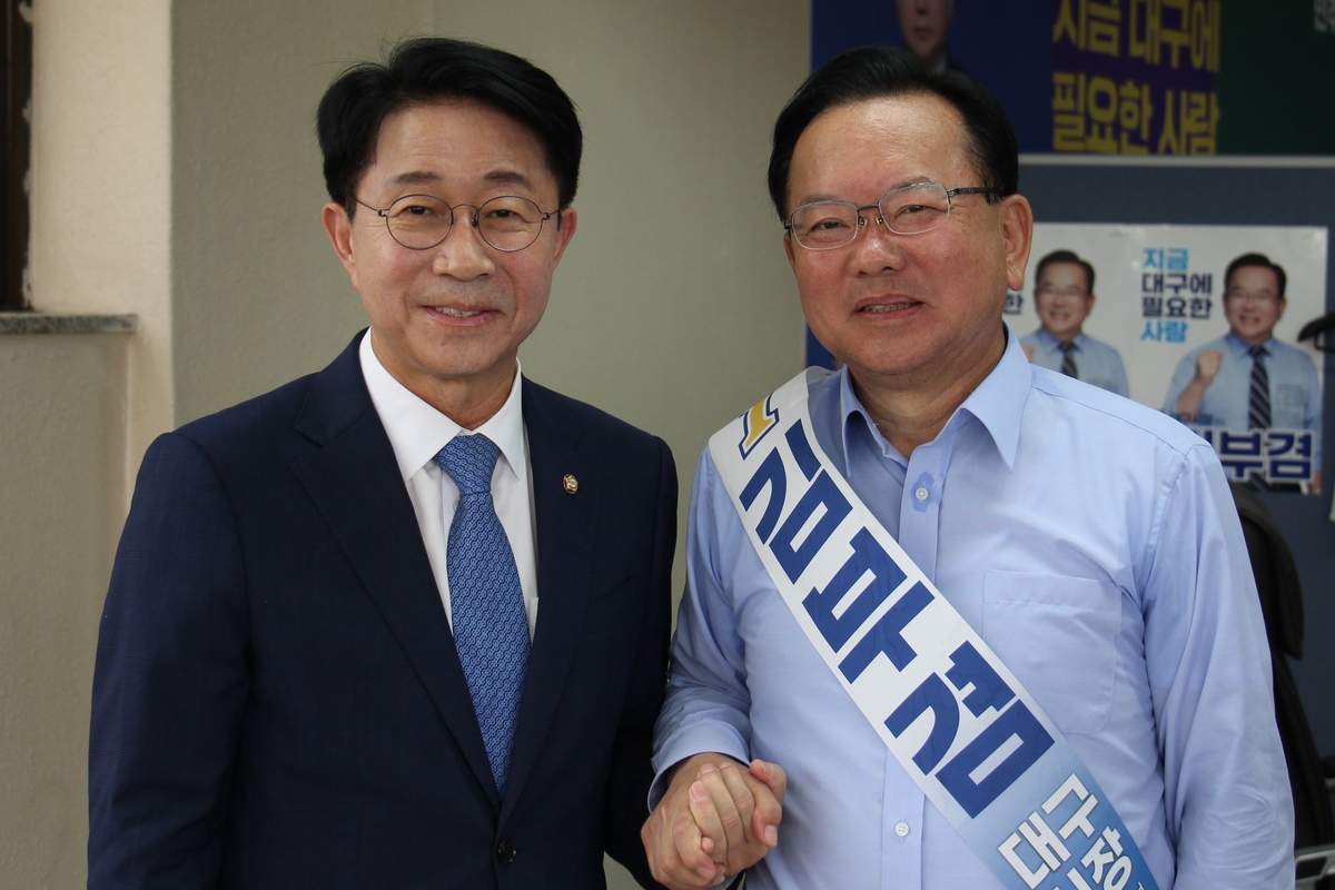 더불어민주당 조정식 의원(왼쪽)과 김부겸 대구시장 후보