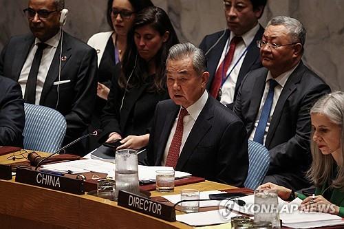 안보리 회의 주재하는 왕이 중국 외교부장