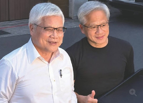 웨이저자 TSMC 회장(좌)과 젠슨 황 엔비디아 최고경영자(CEO)