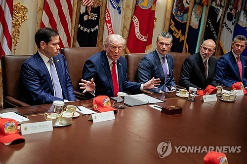 내각회의에서 발언하는 도널드 트럼프 미국 대통령