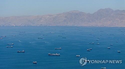 호르무즈 해협에 정박 중인 수많은 선박들