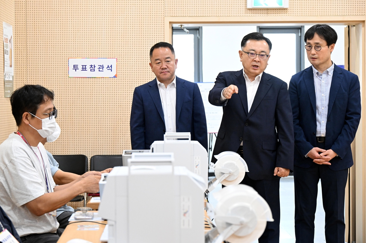 투표 준비상황 점검하는 김성보 서울시장 권한대행