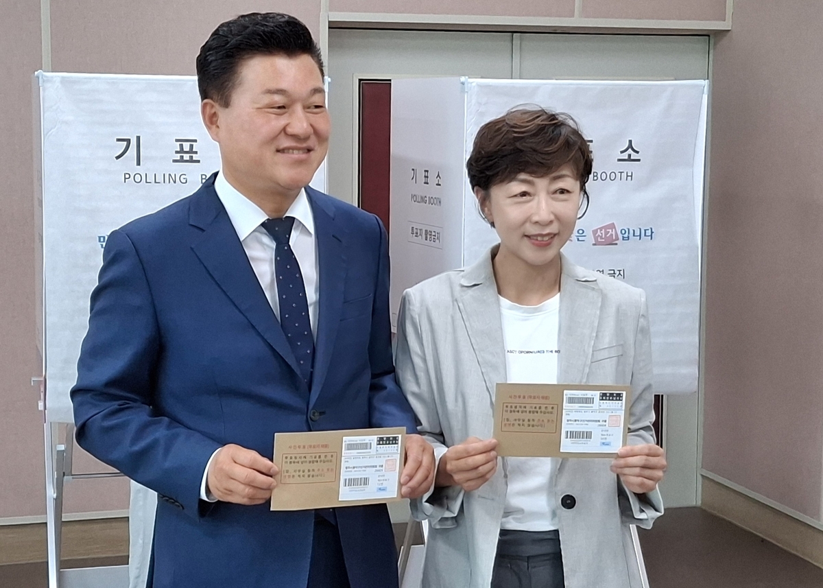 사전투표 하고 있는 신용한 충북도지사 후보 부부