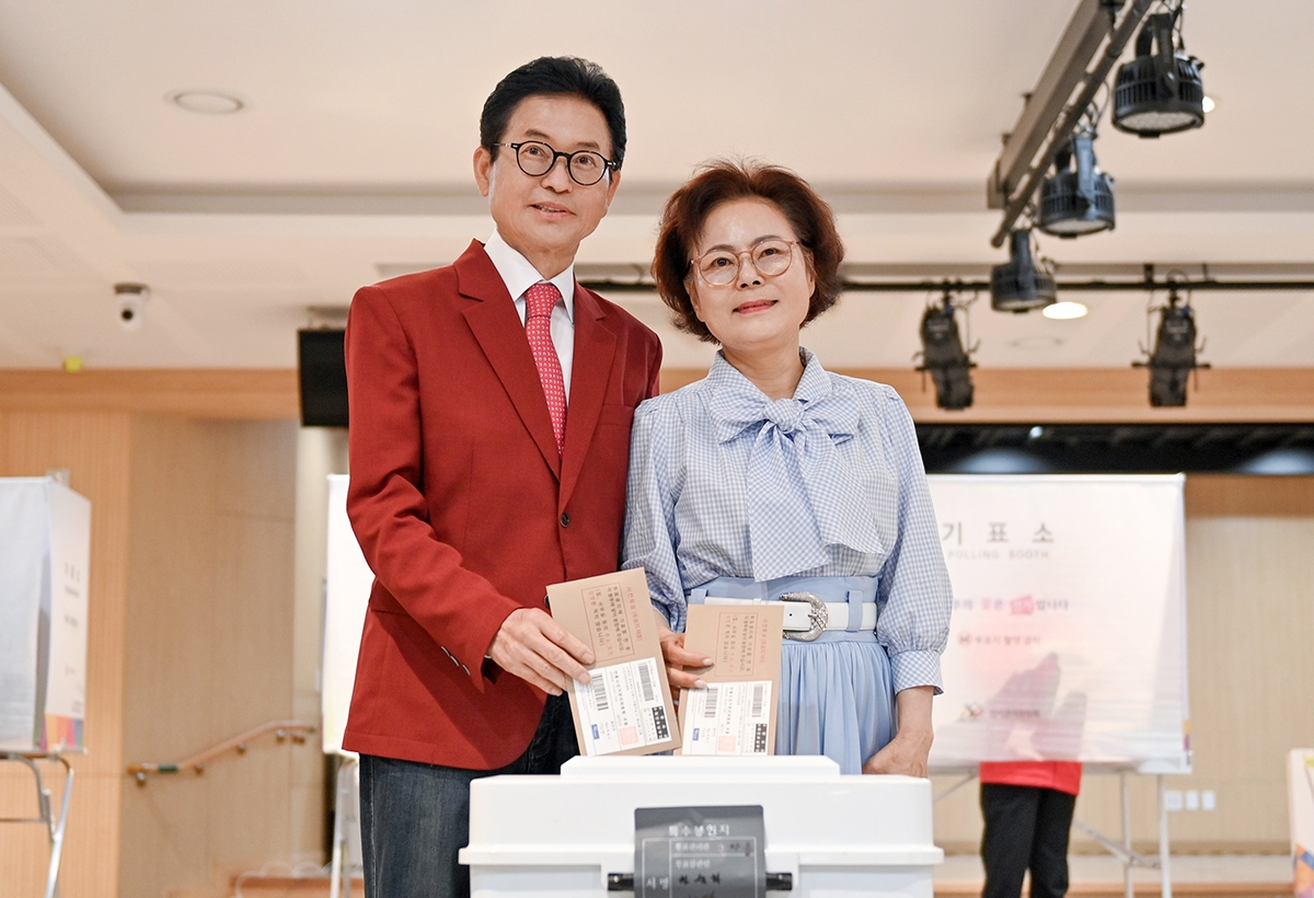 사전투표하는 이철우 후보 부부