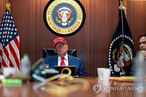 작년 6월 이란 핵시설 공습 당시 백악관 상황실의 도널드 트럼프 미국 대통령