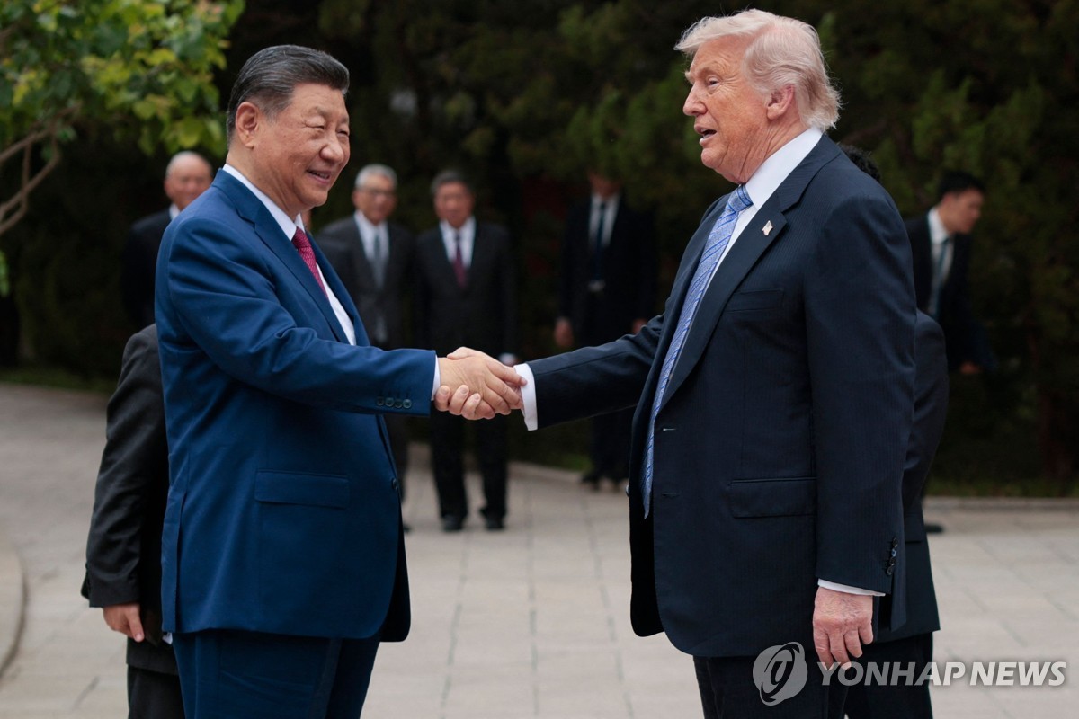 15일 베이징 중난하이에서 악수하는 트럼프와 시진핑