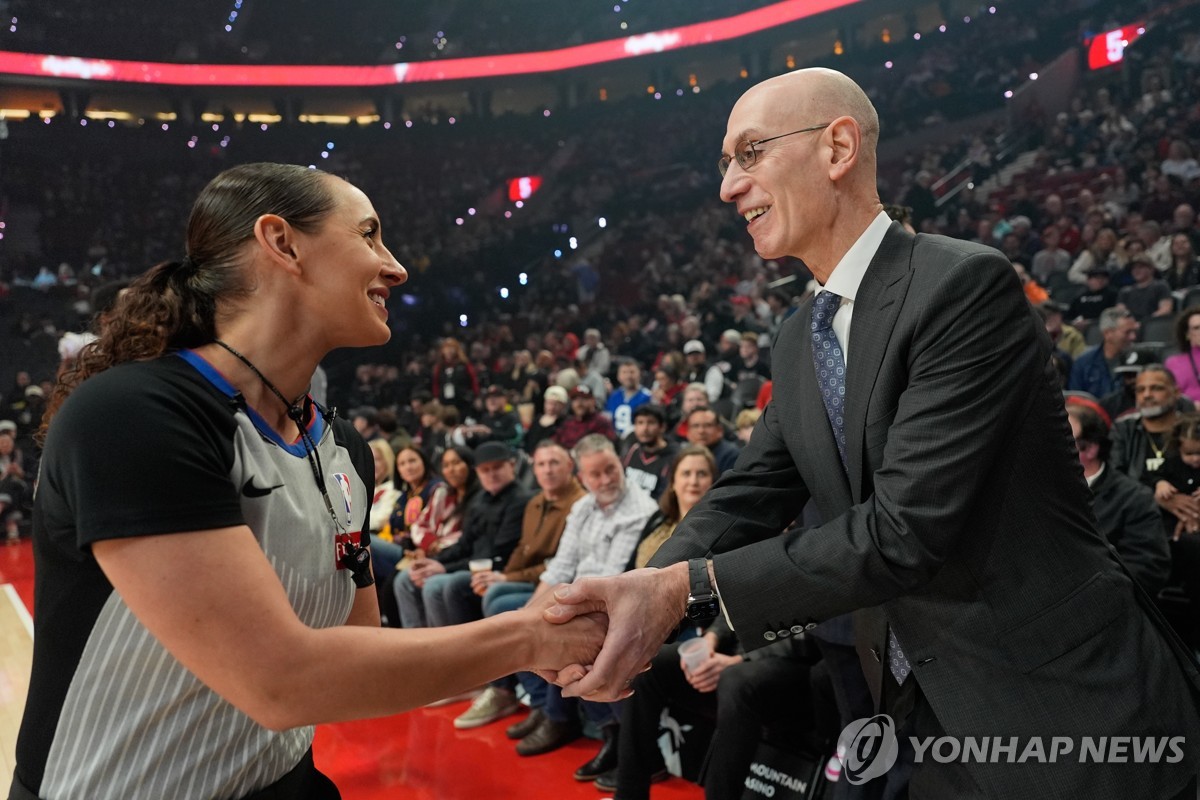 애덤 실버 NBA 커미셔너(오른쪽) 