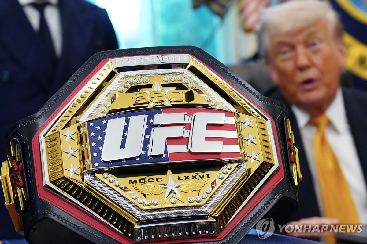 도널드 트럼프 미국 대통령의 집무실 책상위에 놓인 UFC 벨트