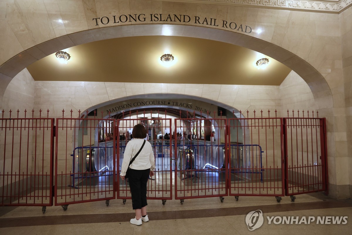 16일(현지시간) 뉴욕 그랜드센트럴역에서 한 승객이 폐쇄된 롱아일랜드 철도(LIRR) 플랫폼을 바라보고 있다. 