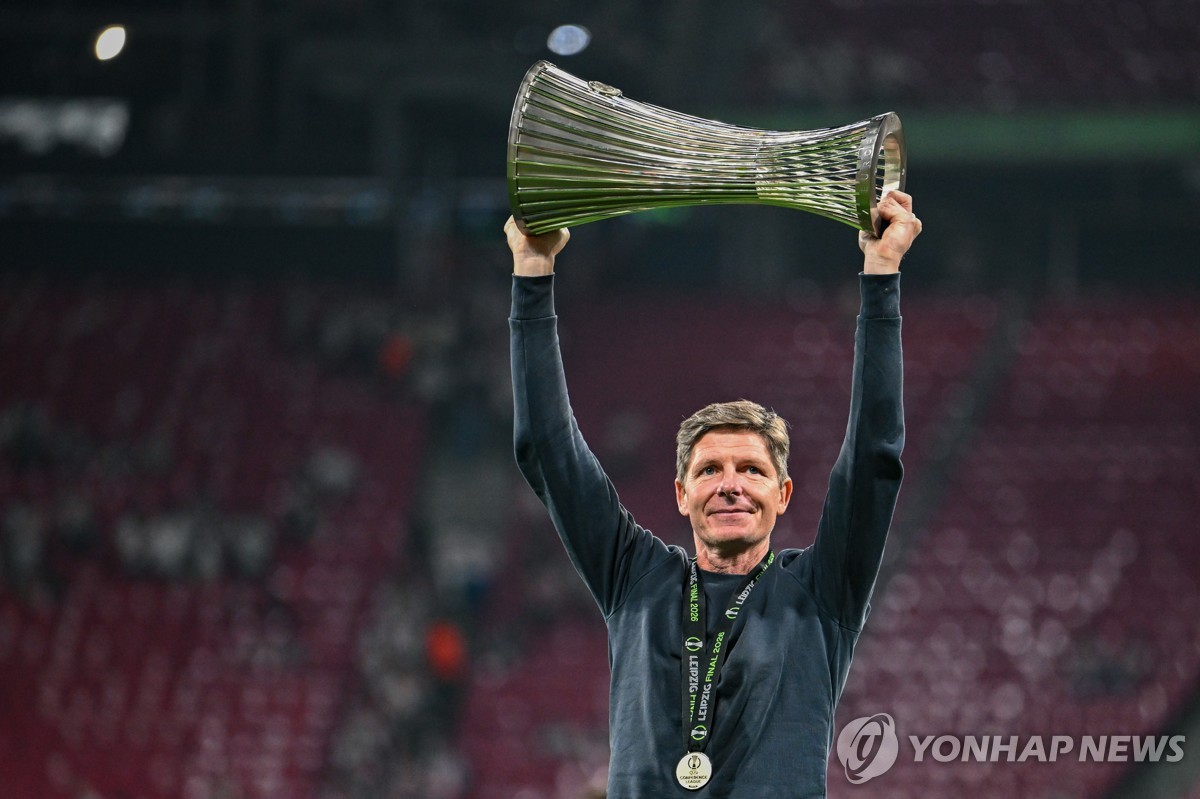 콘퍼런스리그 우승 트로피를 들어 올린 글라스너 감독.