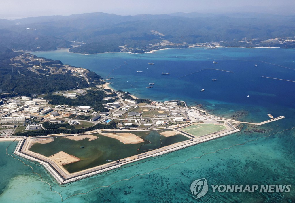 오키나와 기노완시에 있는 미군 후텐마 비행장 이전 예정지인 나고시 헤노코 매립지 전경