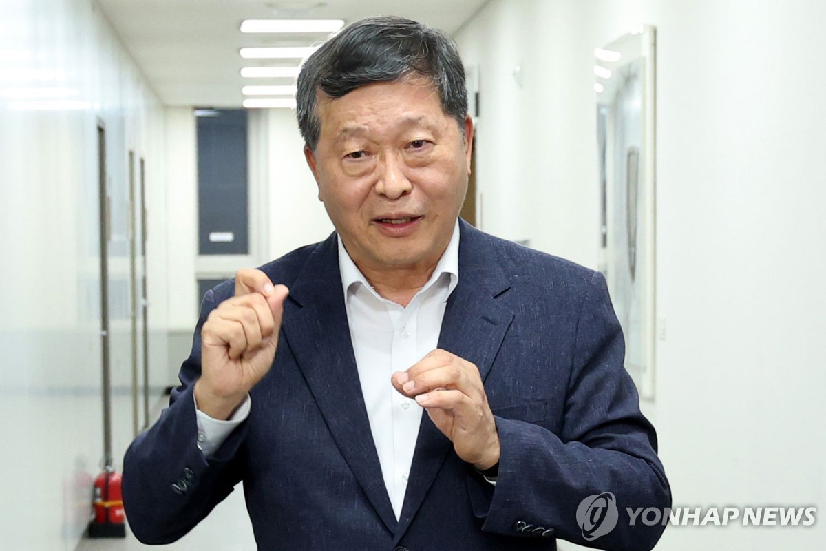 취재진 질문에 답하는 박수근 중노위원장