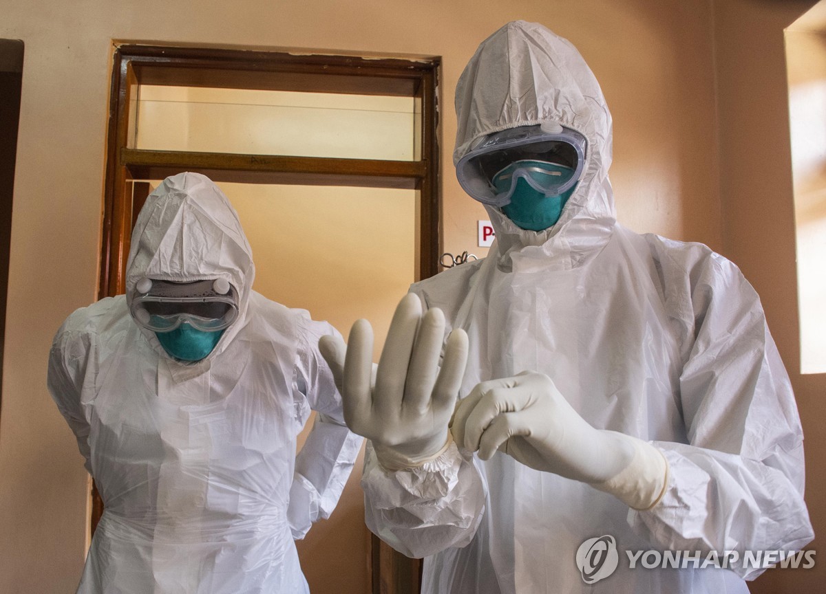 에볼라 바이러스를 치료하는 우간다 의사들