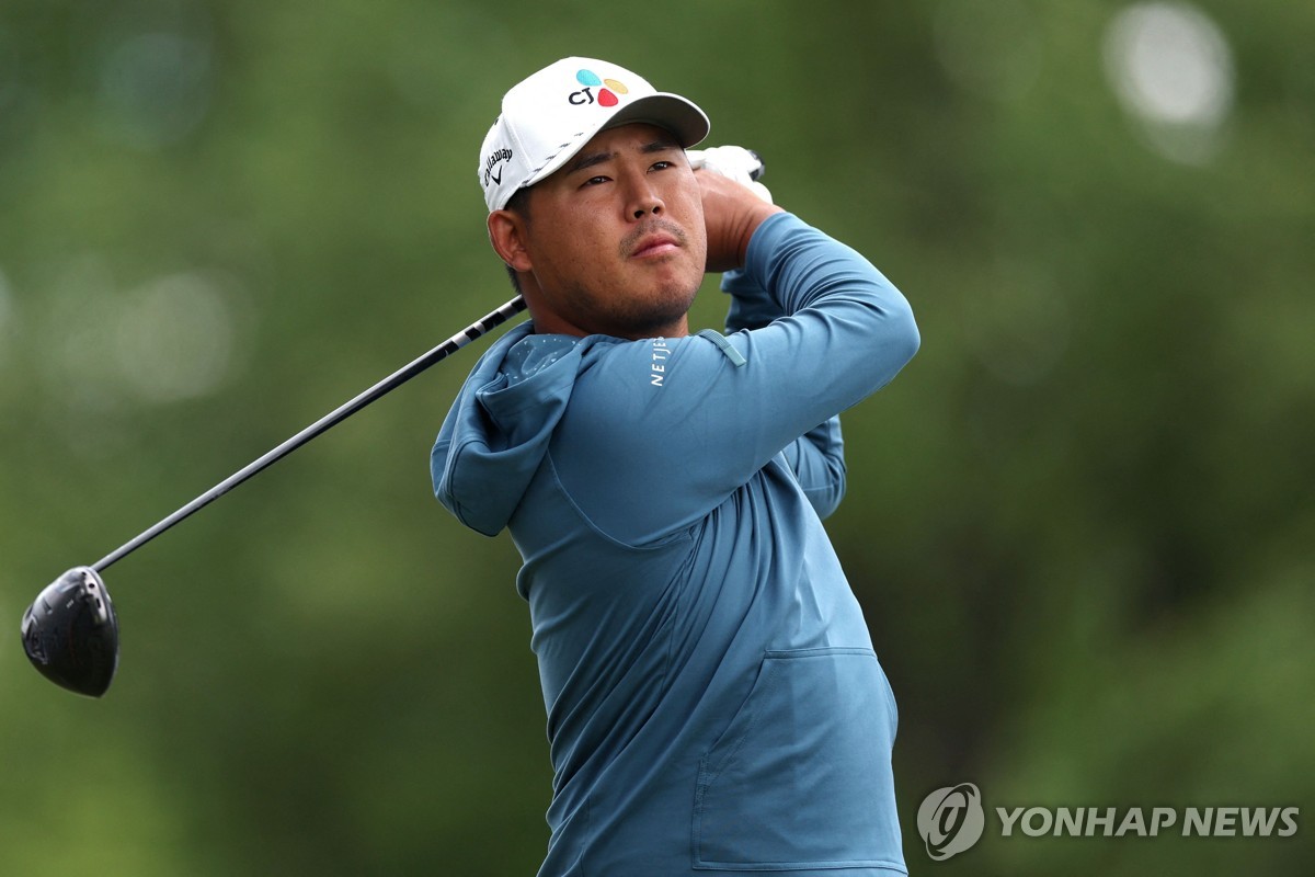 티샷 날리는 김시우