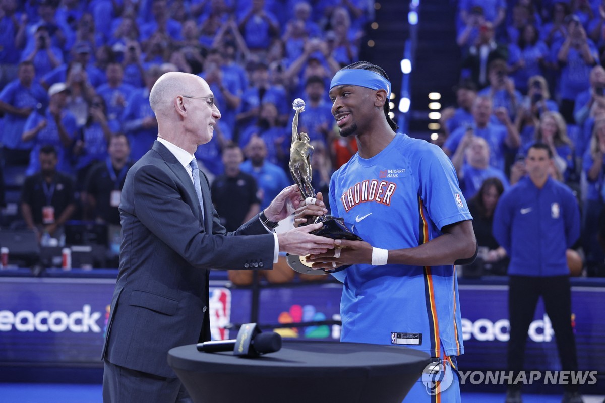 애덤 실버 NBA 커미셔너로부터 MVP 트로피 받는 샤이 길저스알렉산더(오른쪽)