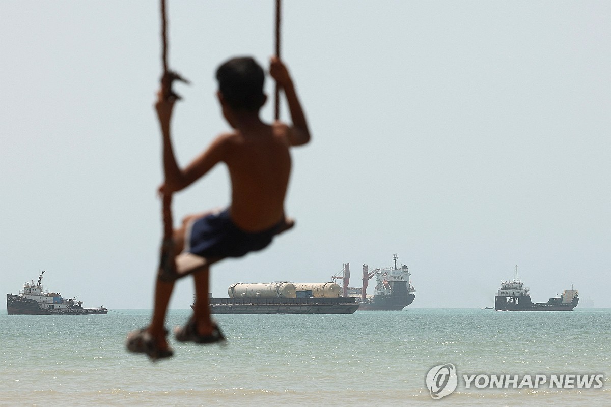 이란 반다르아바스 해변에서 바라본 호르무즈 해협