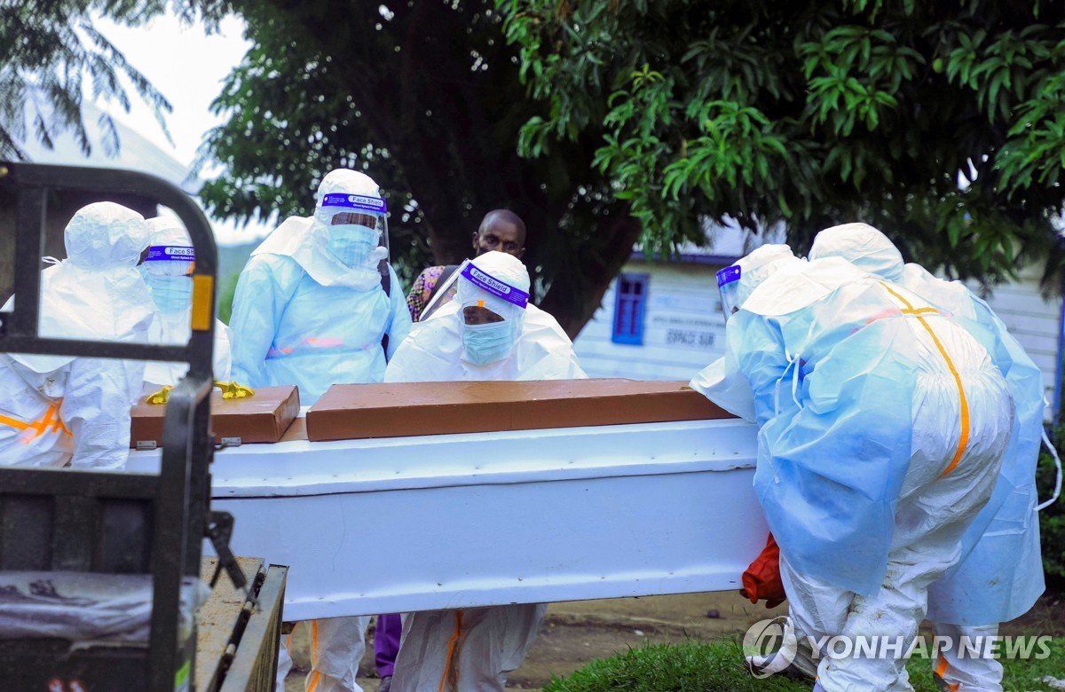 에볼라 추정 사망자 시신 옮기는 민주콩고 방역당국 직원들