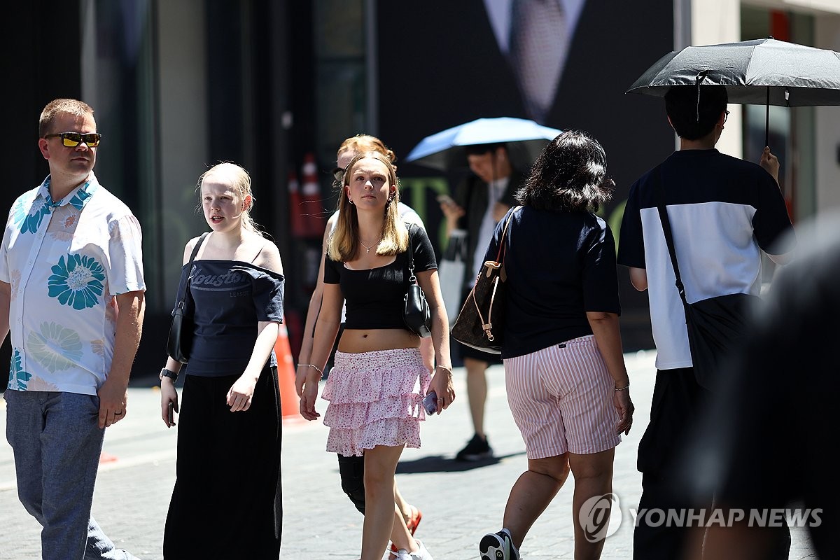 서울 명동거리를 거니는 외국인들