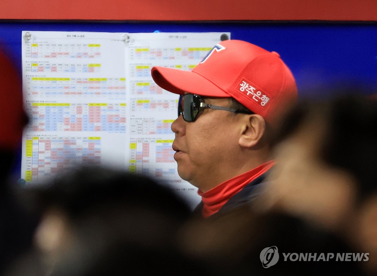 경기 지켜보는 이범호 감독