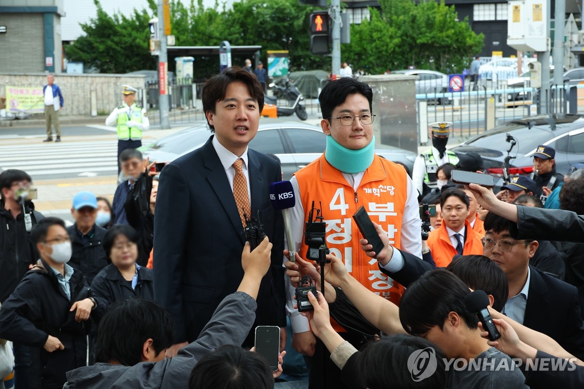 부산 구포시장 찾은 이준석-정이한