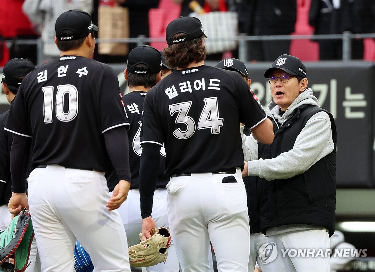힐리어드 격려하는 이강철 감독