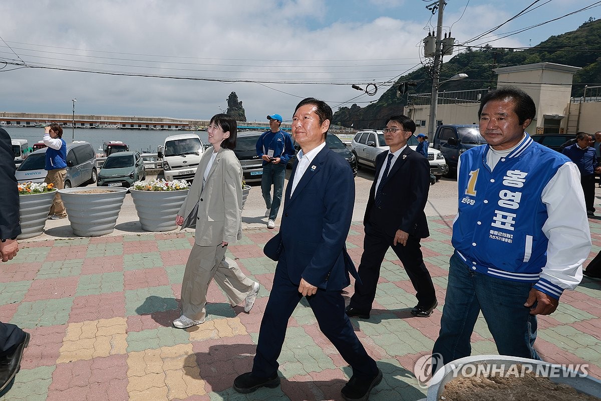 울릉군 저동 상점가 돌아보는 민주당 정청래 총괄상임선대위원장