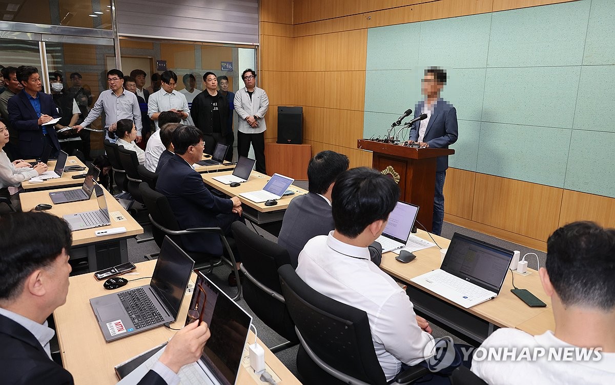기자회견하는 식당 주인